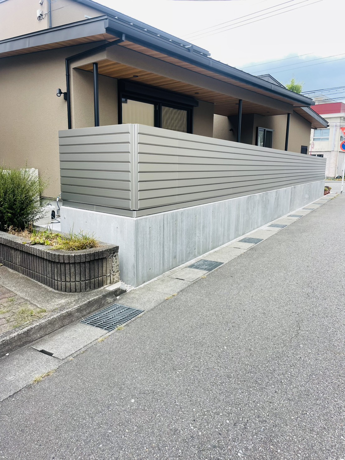 交通量の多い立地でも安心できる、目線をしっかり防ぐフェンス