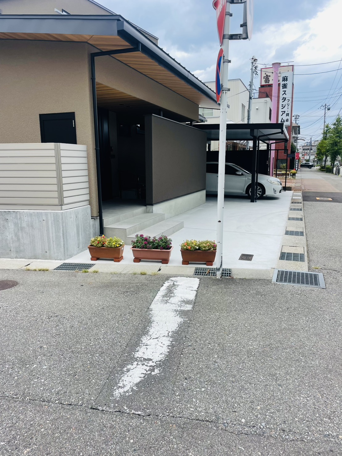 交通量の多い立地でも安心できる、目線をしっかり防ぐフェンス ?>