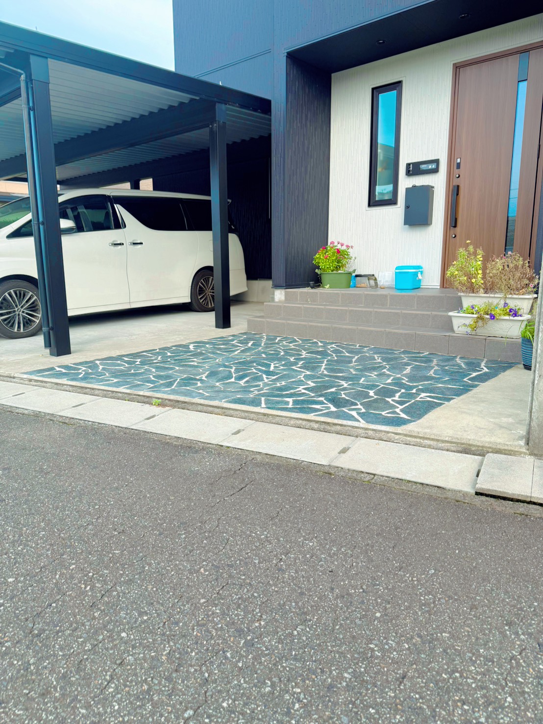 表情豊かな乱形石で、印象的な玄関アプローチに