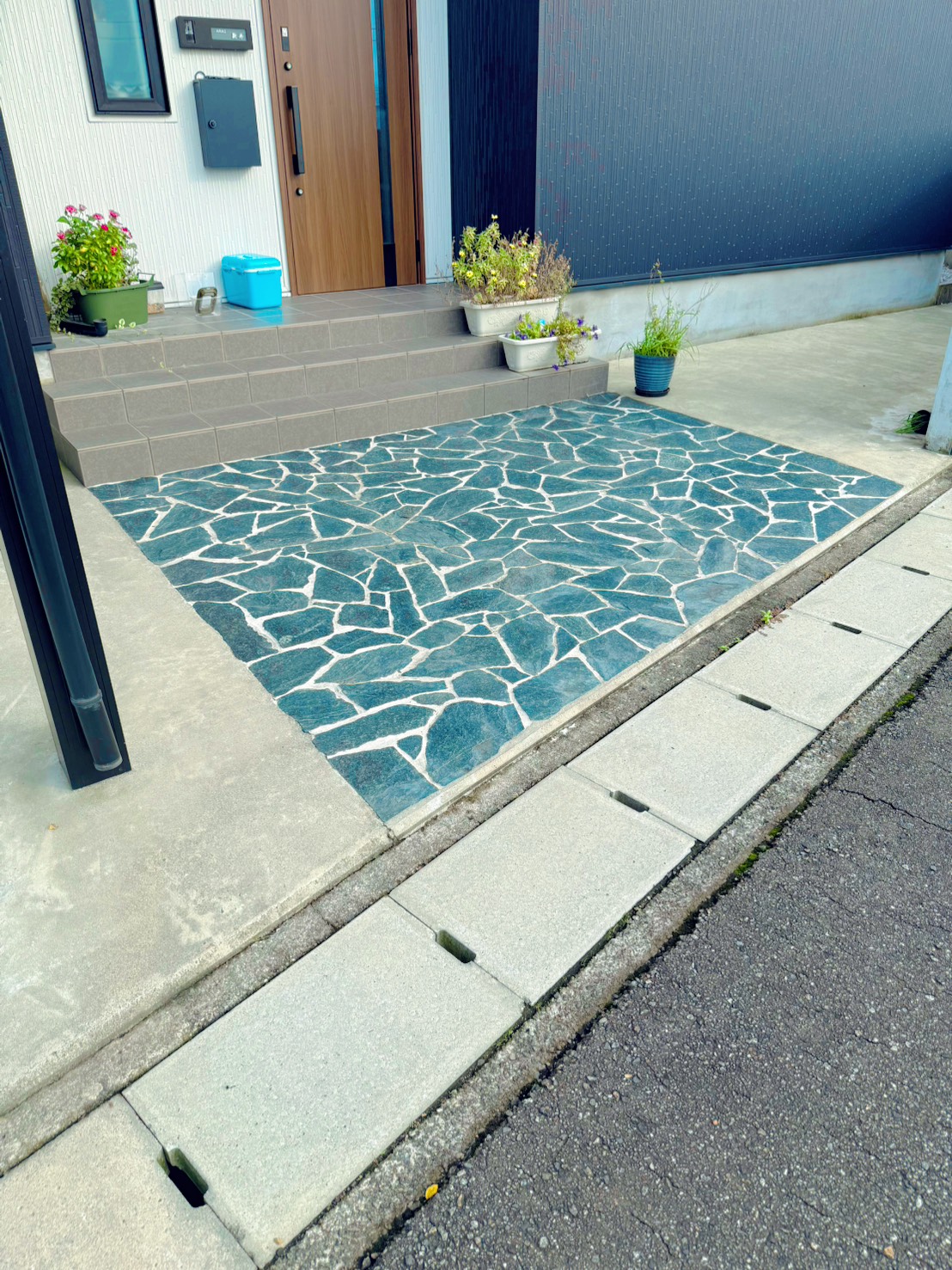 表情豊かな乱形石で、印象的な玄関アプローチに ?>