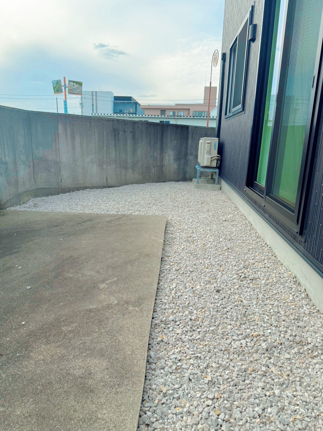 表情豊かな乱形石で、印象的な玄関アプローチに ?>