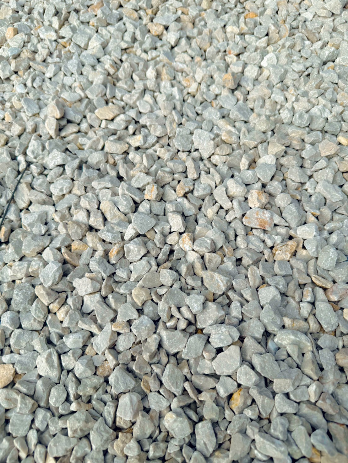 表情豊かな乱形石で、印象的な玄関アプローチに ?>