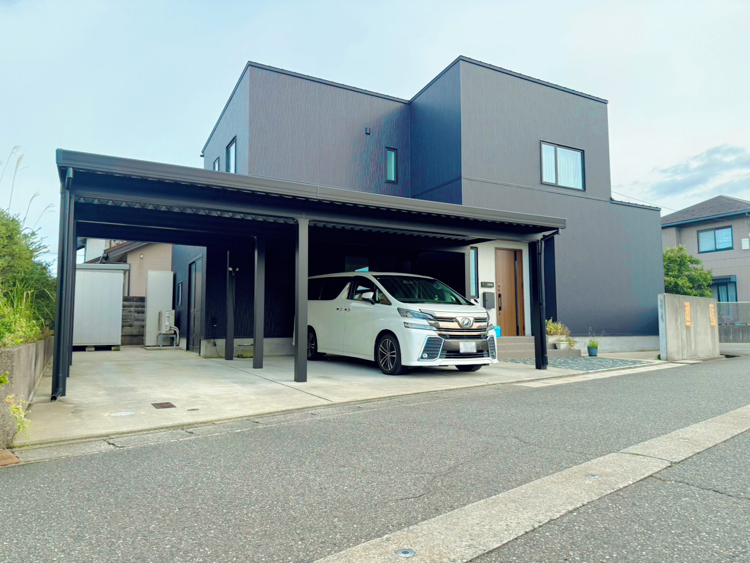 表情豊かな乱形石で、印象的な玄関アプローチに ?>