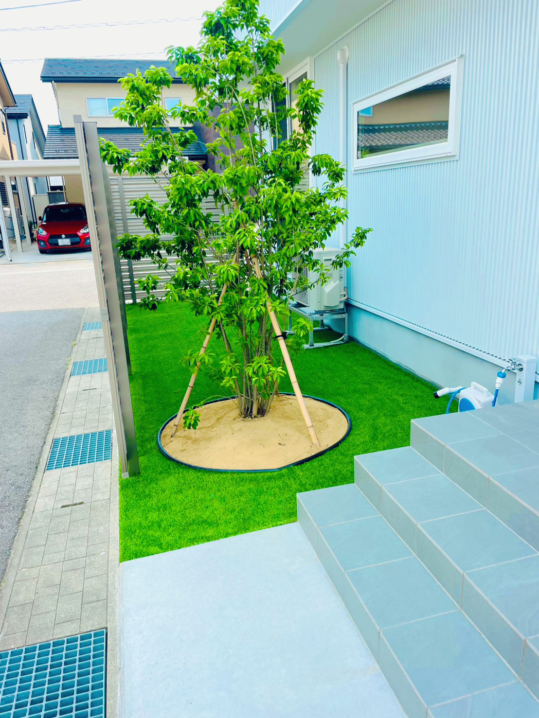 手入れのしやすさと見た目を両立した人工芝スペース