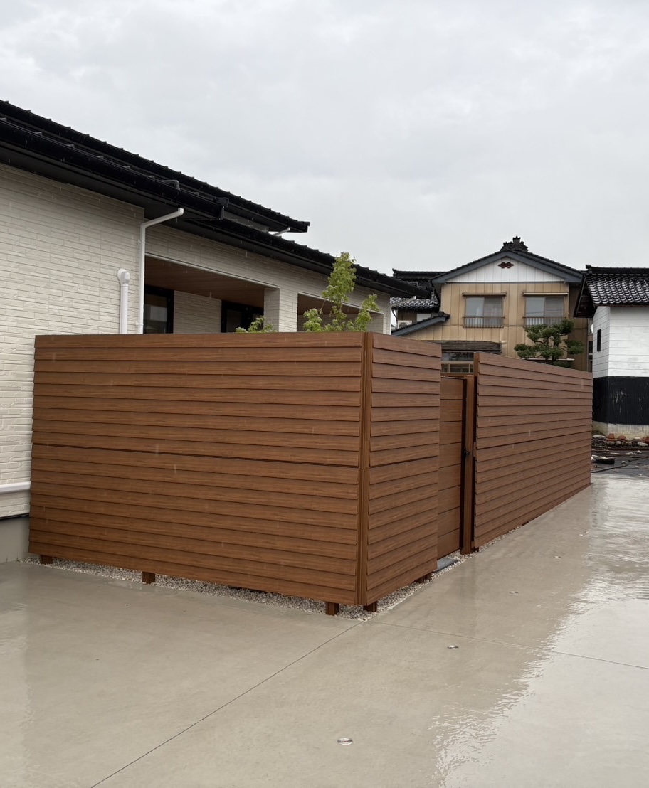 木目が映える、落ち着きのある外構 ?>