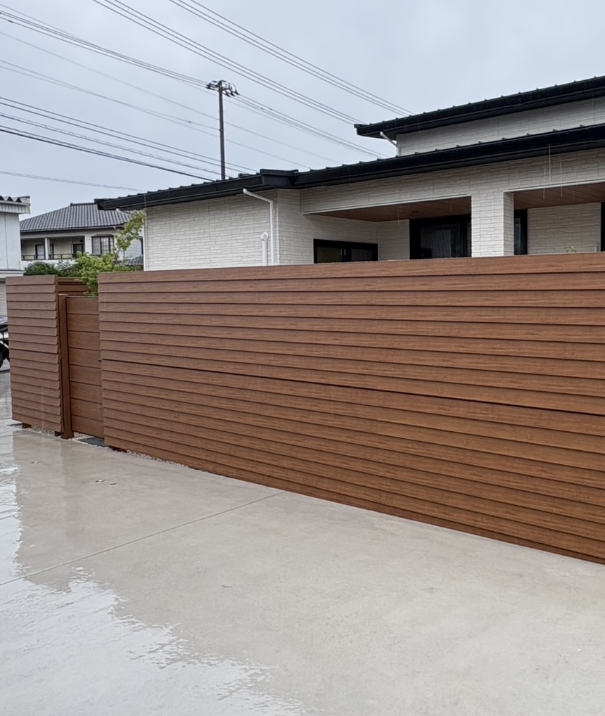 木目が映える、落ち着きのある外構