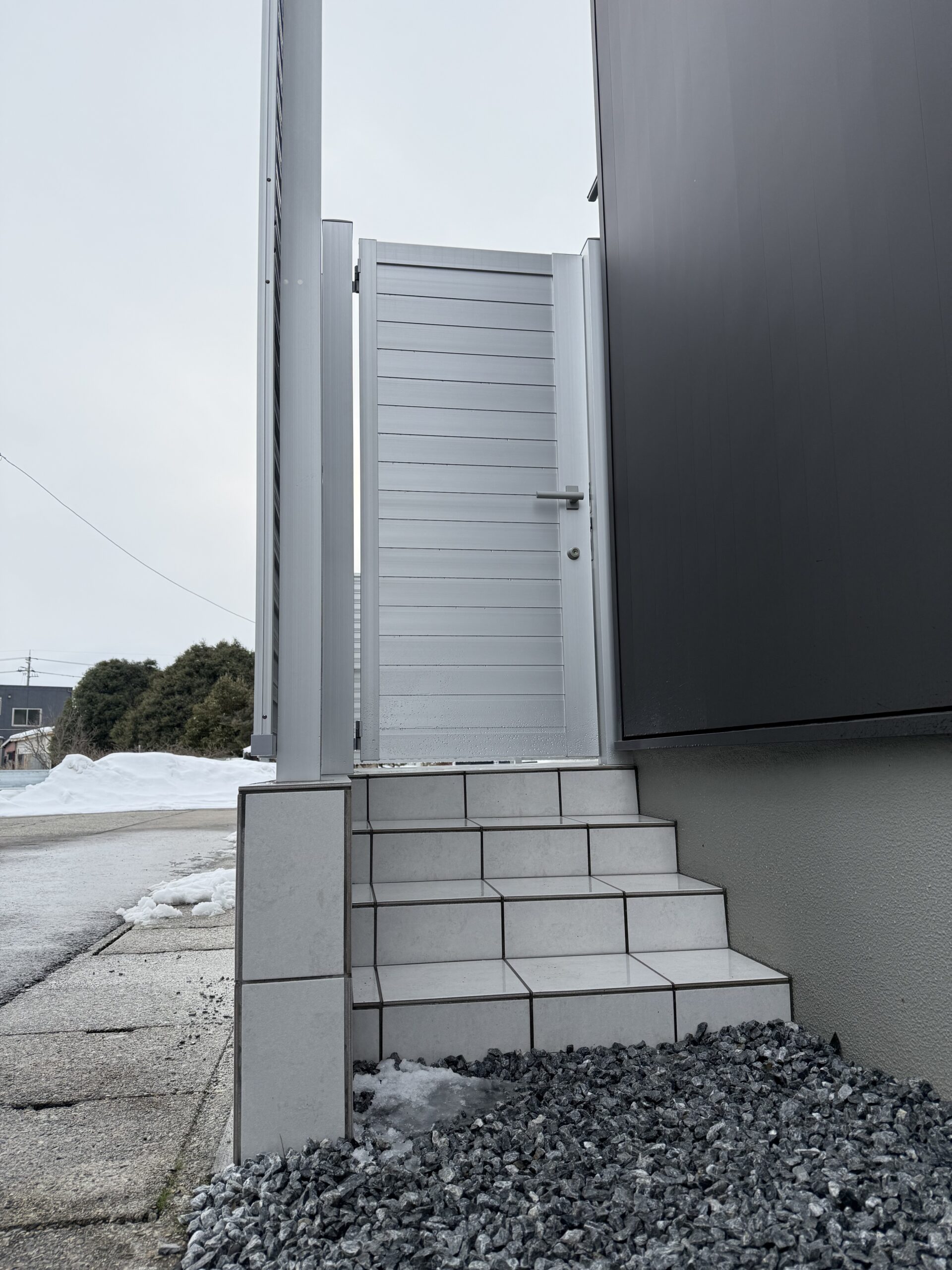 完全プライベートを叶える、タイルテラス＋目隠しフェンス、門扉 ?>