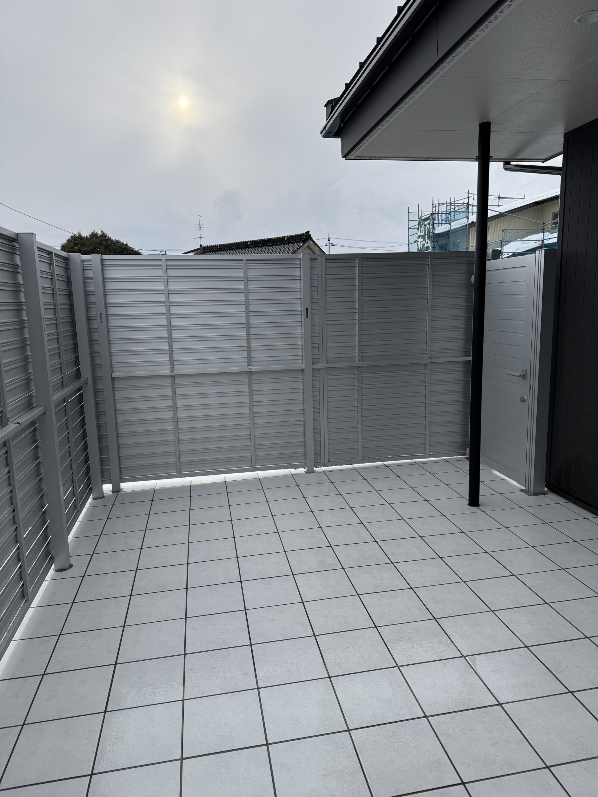 完全プライベートを叶える、タイルテラス＋目隠しフェンス、門扉 ?>