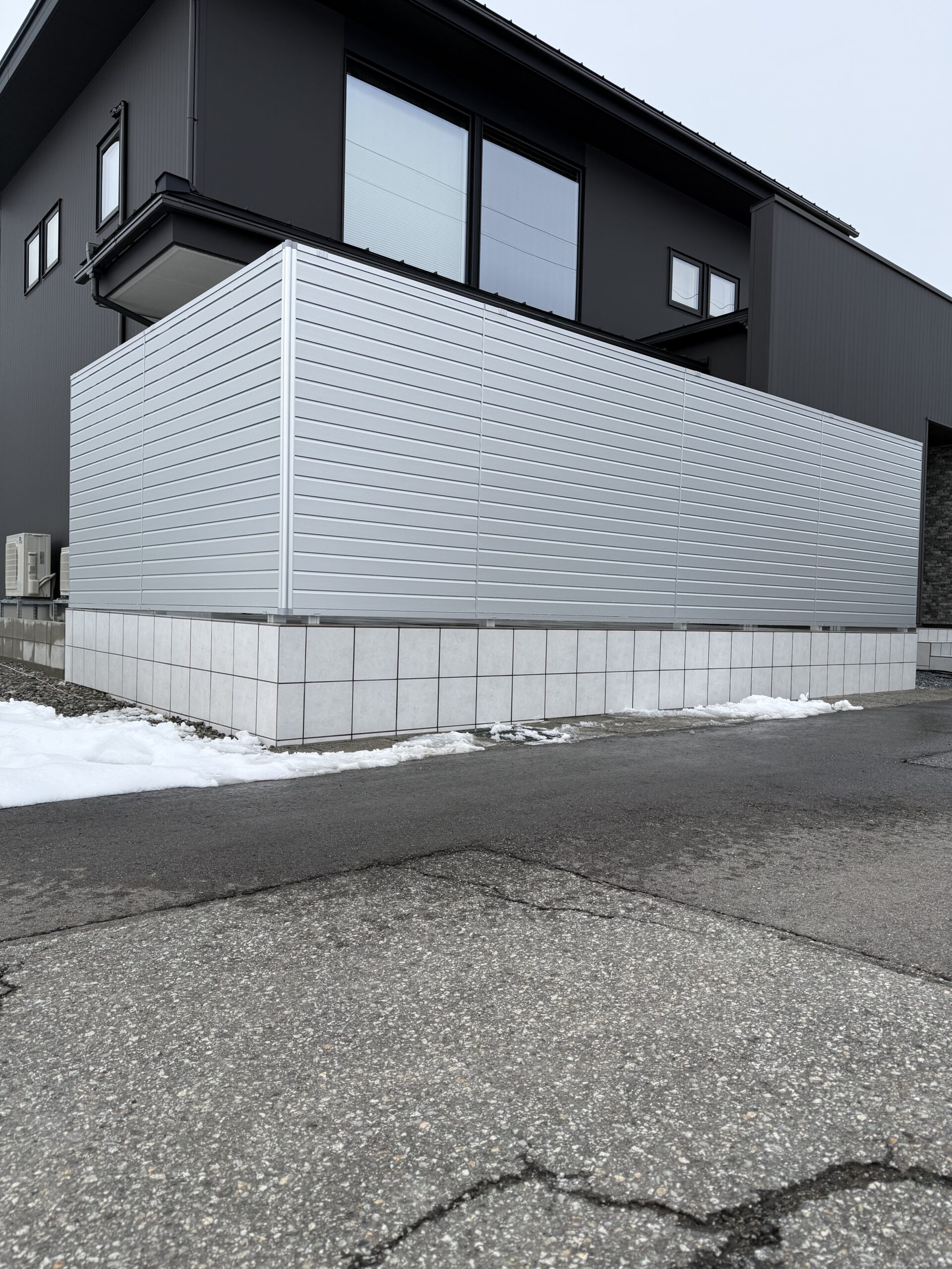 完全プライベートを叶える、タイルテラス＋目隠しフェンス、門扉