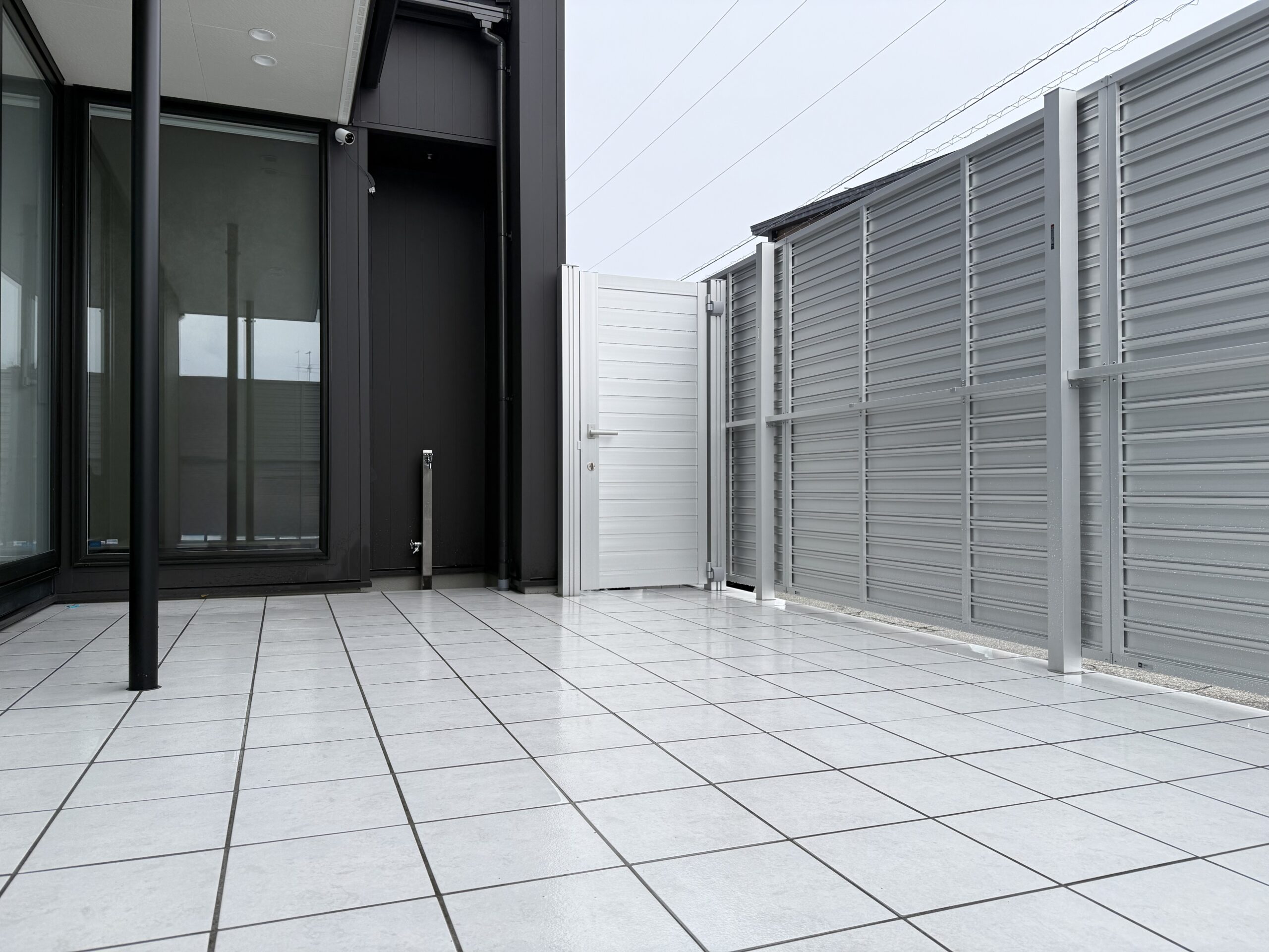 タイルテラスを囲う、上質なプライベート空間