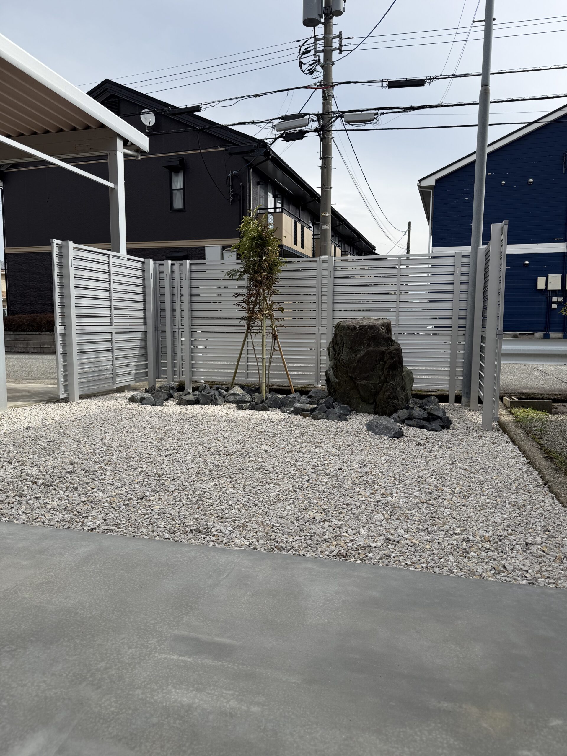 景石と植栽が映える、目隠しフェンスのある外構空間 ?>