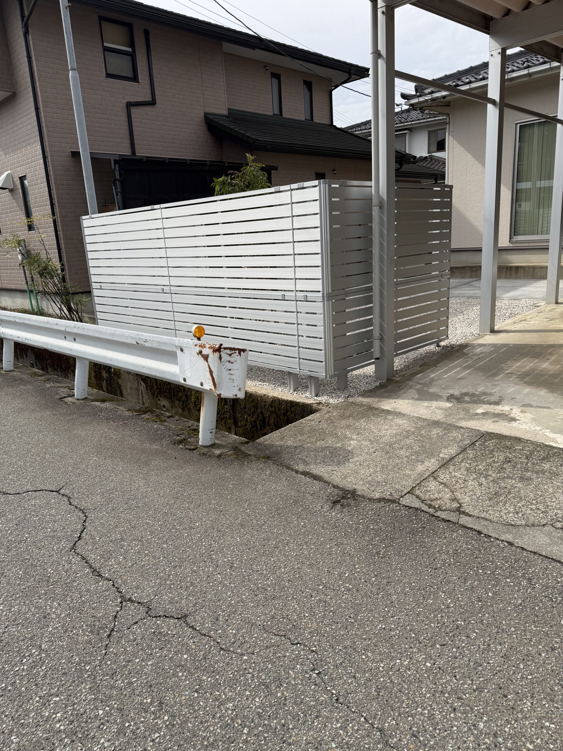 景石と植栽が映える、目隠しフェンスのある外構空間 ?>