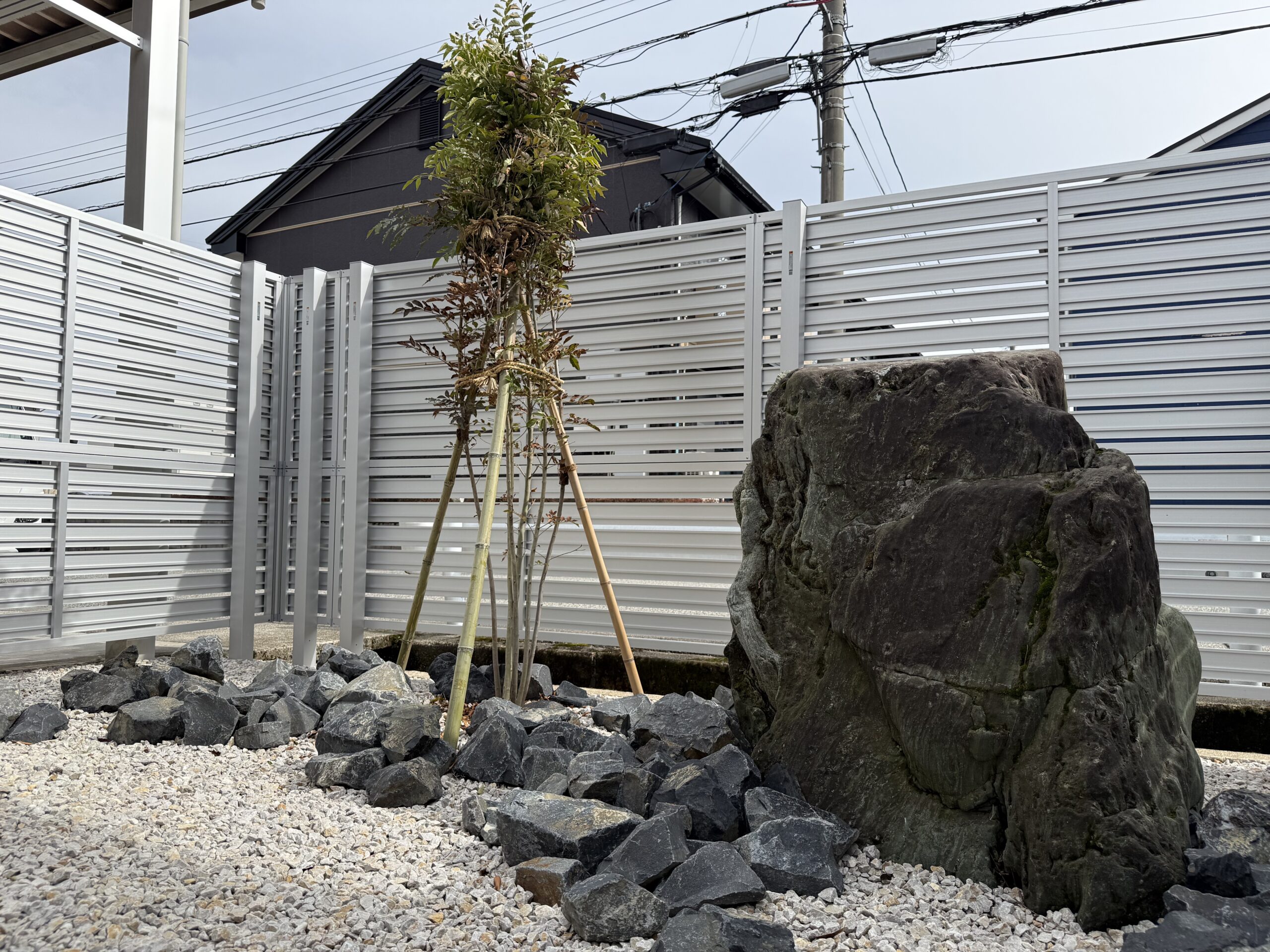 景石と植栽が映える、目隠しフェンスのある外構空間