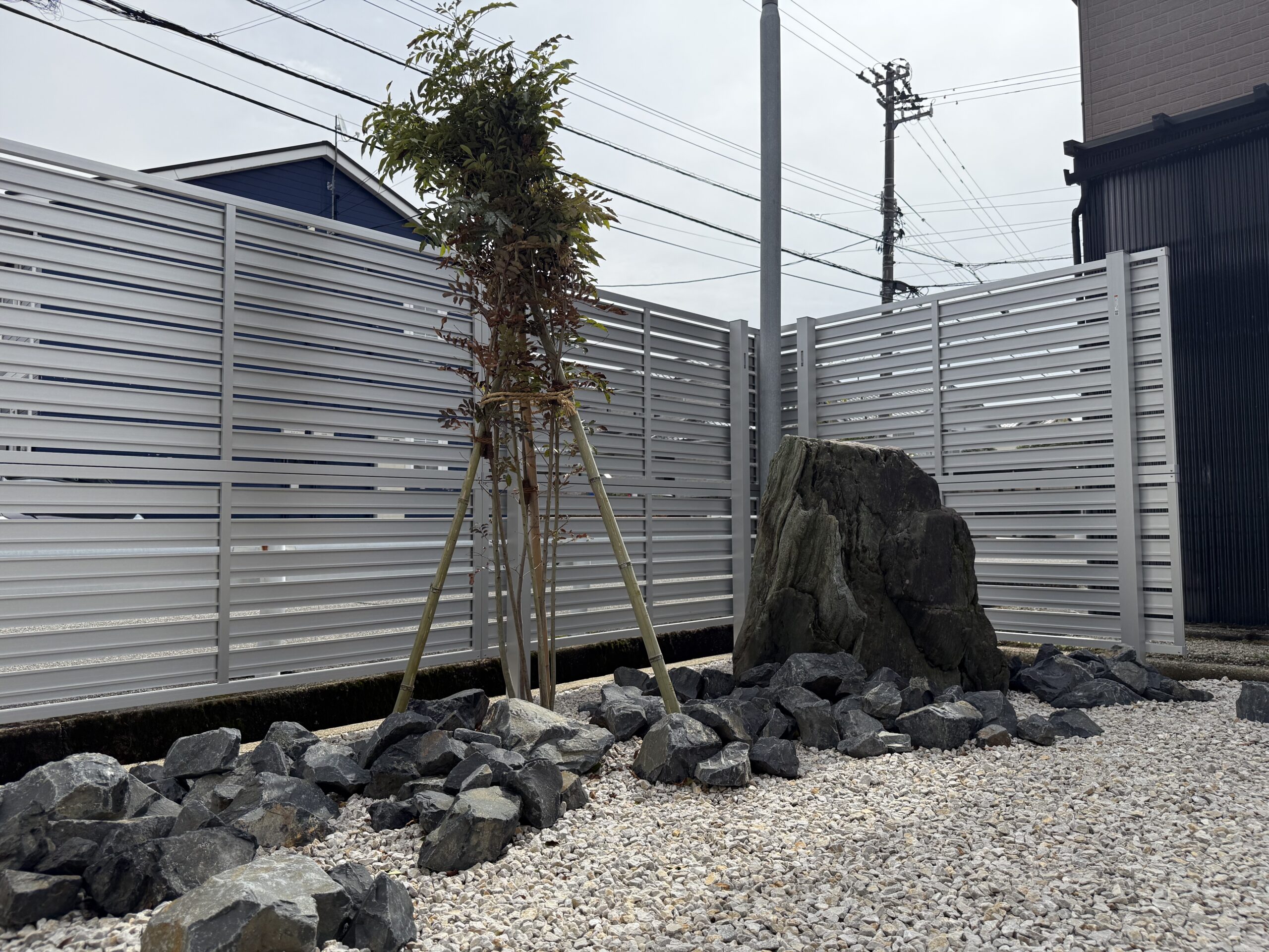 景石と植栽が映える、目隠しフェンスのある外構空間 ?>