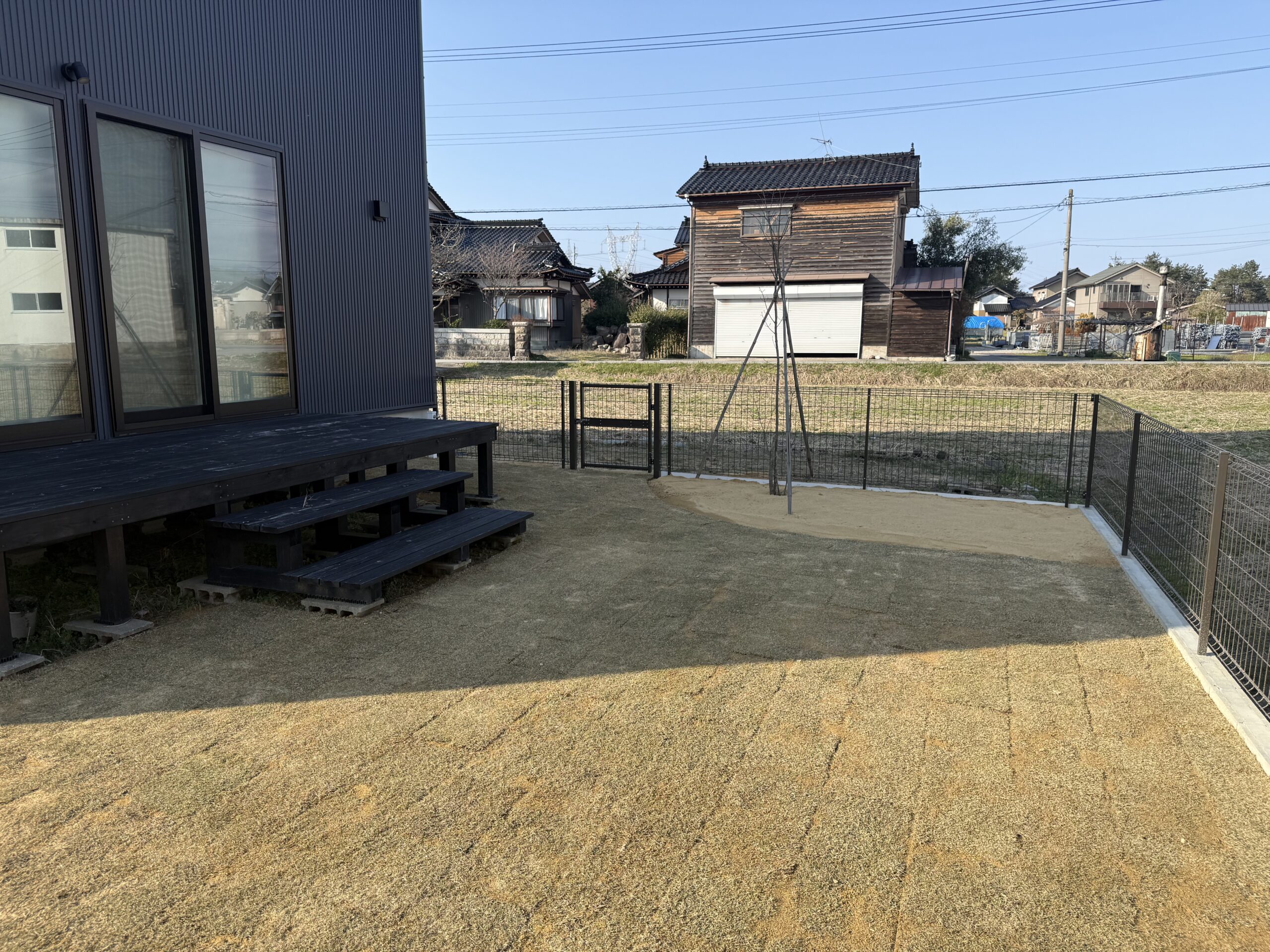 富山県の天然芝ドッグラン施工事例｜フェンスで囲った広々としたお庭 ?>