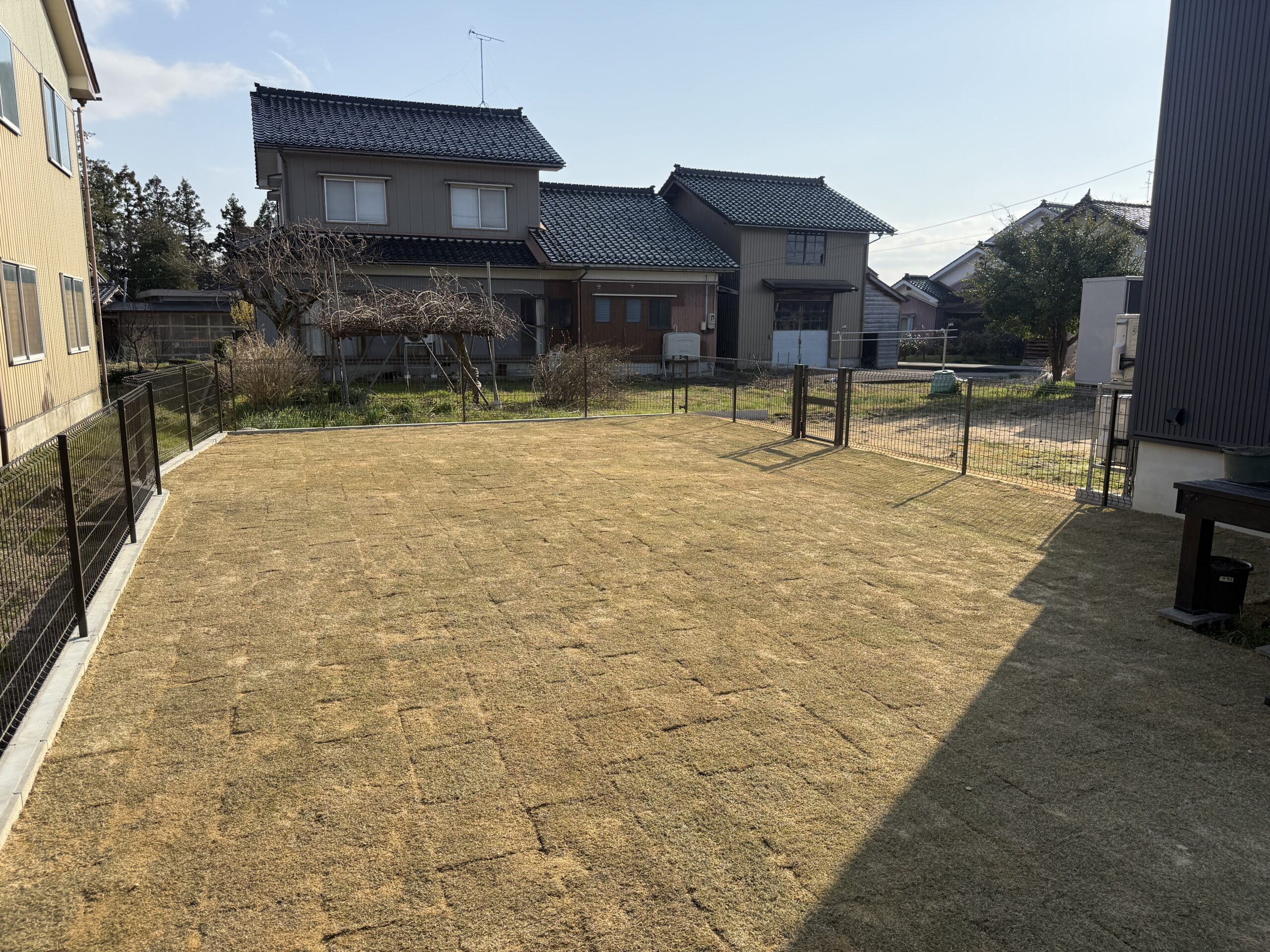 富山県の天然芝ドッグラン施工事例｜フェンスで囲った広々としたお庭
